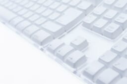 太陽光発電の導入価格を抑えるためのおすすめの方法とは